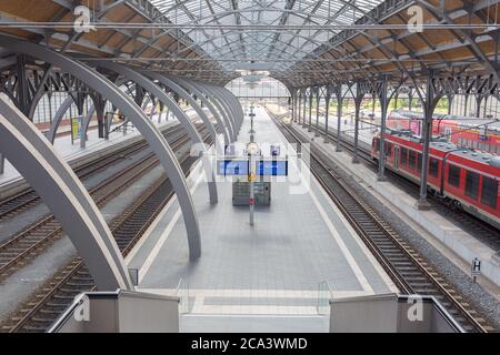 Interno della stazione ferroviaria principale di Lübeck. Piattaforma vuota senza treni. Foto Stock