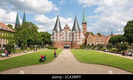 Holstentor (Holstein-Tor) - porta storica della città. Punto di riferimento della città di Lübeck. Foto Stock