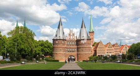Panorama con l'Holstentor (Holstein-Tor). Porta storica della città di Lübeck. Foto Stock