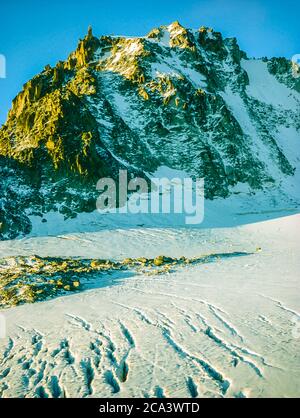 Svizzera. Queste sono le montagne delle Alpi Arolla in Svizzera che sono viste e attraversate sulla vecchia strada commerciale di alta montagna cacciatori tra la città francese di Chamonix e la città svizzera di Zermatt. Si tratta del tour Aiguille d' la al confine con la Svizzera francese, visto dall'approccio al Cabane d' Orney, di proprietà dello Swiss Alpine Club, situato accanto al ghiacciaio del Tour. Foto Stock