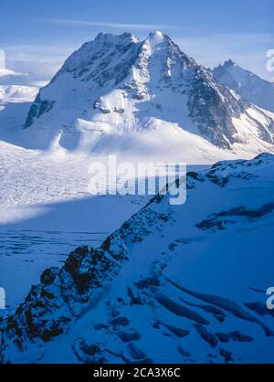 Svizzera. Arolla. Queste sono le montagne delle Alpi Arolla in Svizzera che sono viste e attraversate sulla vecchia strada commerciale di alta montagna dei cacciatori tra la città francese di Chamonix e la città svizzera di Zermatt come era nel 1989. Le montagne che si vedono qui dal rifugio Vignettes attraverso la testa del ghiacciaio Otemma si trovano sulla sinistra Mitre Peak e destra l'Eveque Foto Stock