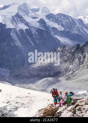 Svizzera, Arolla. Queste sono le montagne delle Alpi Arolla in Svizzera che sono viste e attraversate sulla vecchia strada commerciale di alta montagna dei cacciatori tra la città francese di Chamonix e la città svizzera di Zermatt, con il monte Pigne d'Arolla in lontananza Foto Stock