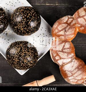 Pane fresco, scuro, bianco e nero, primo piano Foto Stock