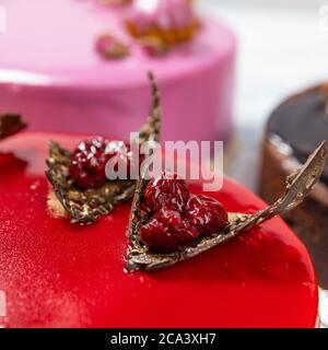 Bella torta di marmellata rossa su sfondo bianco, ciliegia primo piano Foto Stock