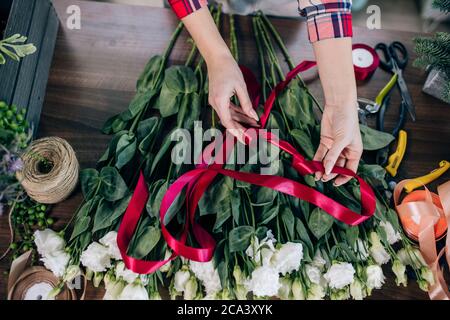 Proprietario di piccola impresa e bella donna fiorista che prepara un bouquet di fiori bianchi, godere di lavorare con piante e fiori. Botanica, concetto di piante Foto Stock