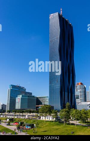 I grattacieli, gli edifici e la torre DC della città del Danubio a Vienna, Austria, Europa Foto Stock