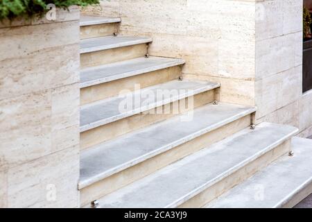 scala in marmo con scalini in pietra per l'ingresso dell'hotel. Foto Stock