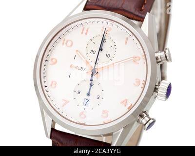 orologio da polso da uomo dal design elegante, realizzato in custodia argento, quadrante con mani e numeri, quadrante per il viso. Foto Stock