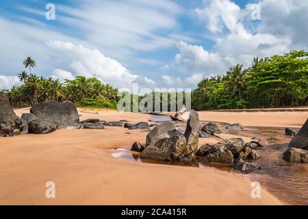 Laguna e Spiaggia in Axim Ghana Africa Occidentale Foto Stock