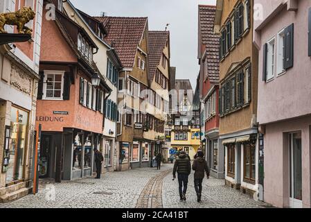 Tradizionali edifici tedeschi a graticcio da un tranquillo acciottolato medievale Vicolo o strada con negozi e poche persone a Tubingen Città vecchia - Germania Foto Stock