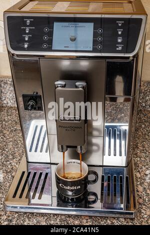 Caffè espresso per la casa dal chicco automatico DeLonghi prima Donna Elite alla macchina da caffè Foto Stock