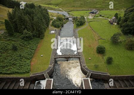 Vista dalla cima della diga di Claerwen nella valle di Elan, Powys, Galles, Regno Unito. Foto Stock