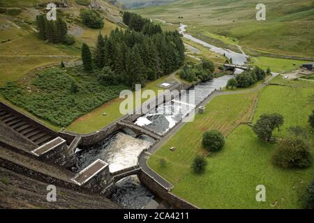 Vista dalla cima della diga di Claerwen nella valle di Elan, Powys, Galles, Regno Unito. Foto Stock