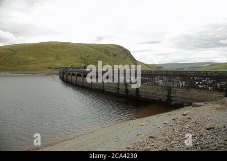 Bassi livelli d'acqua sul bacino idrico di Claerwen nella valle di Elan, Powys, Galles, Regno Unito. Foto Stock