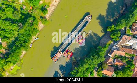 La vista aerea sul drago dell'escavatore è dragante, lavorando sul fiume, sul canale, l'approfondimento e la rimozione dei sedimenti, fango dal letto del fiume in un canale inquinato. Foto Stock