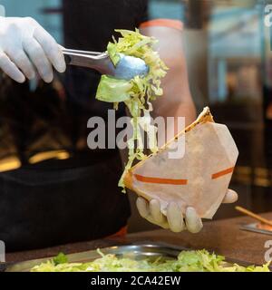 Fare un doner Berlino, pasto a base di carne Foto Stock