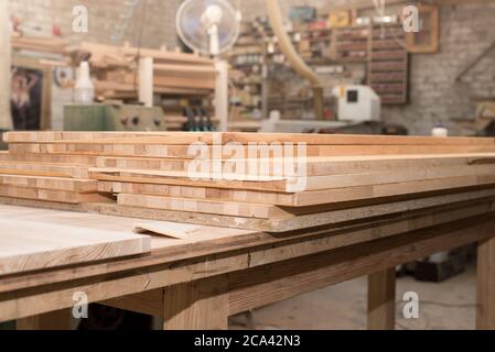 Pannelli di legno, essiccazione parquet su fabbrica di legno. Lavorazione del legno su fabbrica artigianale. Foto Stock