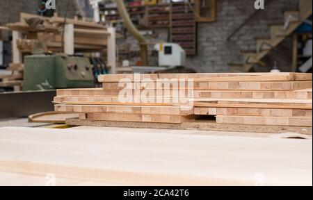 Pannelli di legno, essiccazione parquet su fabbrica di legno. Lavorazione del legno su fabbrica artigianale. Foto Stock
