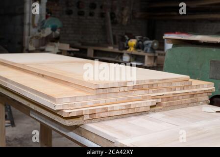 Pannelli di legno, essiccazione parquet su fabbrica di legno. Lavorazione del legno su fabbrica artigianale. Foto Stock
