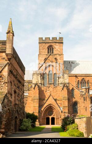 Transetto sud e la torre della cattedrale di Carlisle, Cumbria, England, Regno Unito Foto Stock