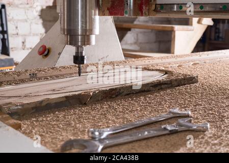 Macchina cnc per legno che lavora su legno. Macchina utensile presso la fabbrica di legno. Foto Stock