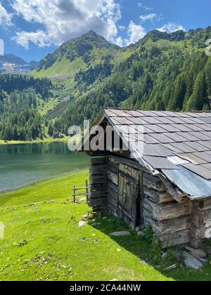 Granaio molto antico, il lago Duisitzkarsee in Austria. Il Duisitzkarsee è probabilmente uno dei più bei laghi di montagna nel Tauern Schladminer.The pla Foto Stock