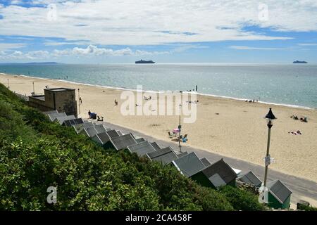 Southbourne, Bournemouth, Dorset, Regno Unito, 4 agosto 2020, Meteo. Si sta costruendo un'onda di calore e si prevede che le temperature raggiungeranno i 30 gradi nei prossimi giorni. La gente si dirige verso la spiaggia questa mattina per godersi il tempo luminoso e soleggiato. Credit: Paul Biggins/Alamy Live News Foto Stock