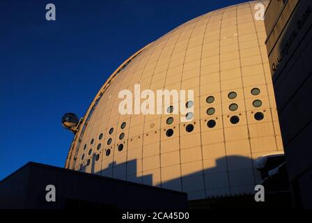 Ericsson Globe. Stadio coperto costruito tra il 1986 e il 1989 da Svante Berg e Lars Vretblad. Funicolare. Dettaglio architettonico. Svezia, Stoccolma. Foto Stock