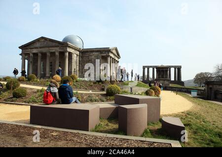 I visitatori potranno ammirare l'osservatorio della città di Edimburgo sulla collina di Calton, con il monumento Playfair proprio di fronte al monumento nazionale Foto Stock