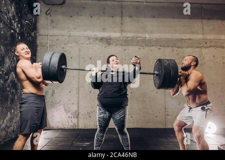 divertente woman groppa prendere un selfie mentre si allenano in fitness center.pazzo workout.folness Foto Stock