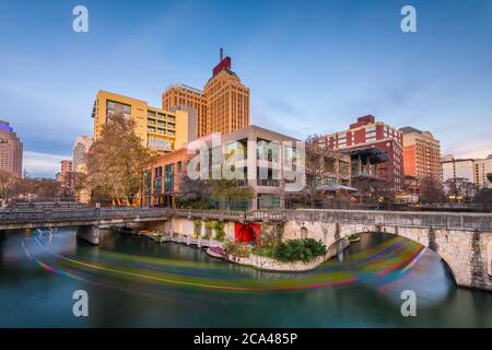 San Antonio, Texas, USA skyline sulla passeggiata sul fiume al tramonto. Foto Stock