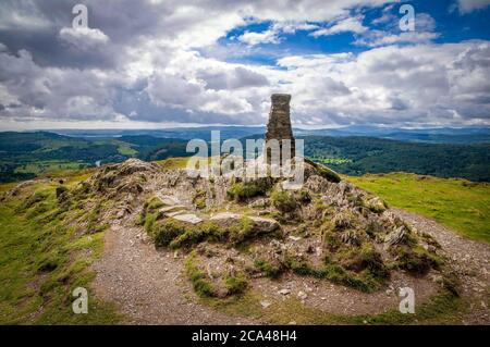 L'obelisco sulla cima dei gommatori come è caduto sopra il lago Windermere nel Distretto dei Laghi. Foto Stock