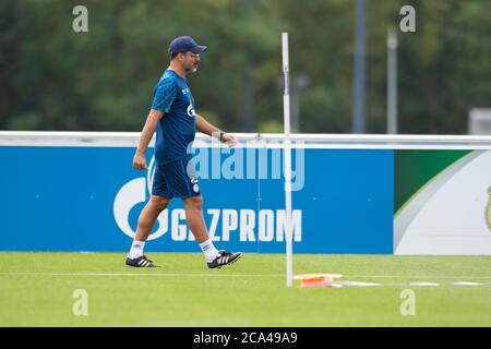 Gelsenkirchen, Germania. 03rd ago, 2020. Allenatore David WAGNER (GE) cammina sul campo, calcio 1. Bundesliga, inizio formazione FC Schalke 04 (GE), il 03.08.2020 nel Park Stadium di Gelsenkirchen/Germania. | utilizzo in tutto il mondo credito: dpa/Alamy Live News Foto Stock