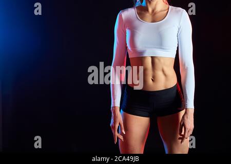 ideale corpo femminile perfetto dopo il programma di allenamento. primo piano foto ritagliata. copia spazio . salute e cura del corpo Foto Stock