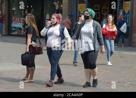Coppia in sovrappeso a piedi a Nottingham. Foto Stock