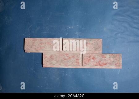 Un esempio di terra, parete di pietra sulla base unicolor Foto Stock