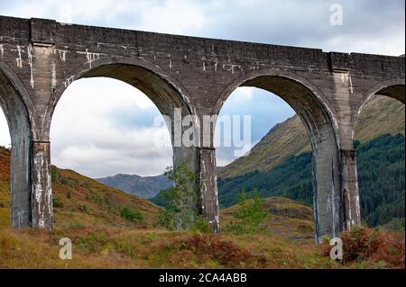 Vista sul famoso viadotto di Glenfinnan, Scotland Highland, Regno Unito Foto Stock