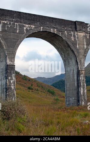 Vista sul famoso viadotto di Glenfinnan, Scotland Highland, Regno Unito Foto Stock