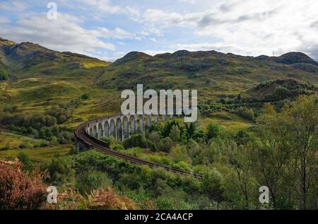 Vista sul famoso viadotto di Glenfinnan, Scotland Highland, Regno Unito Foto Stock