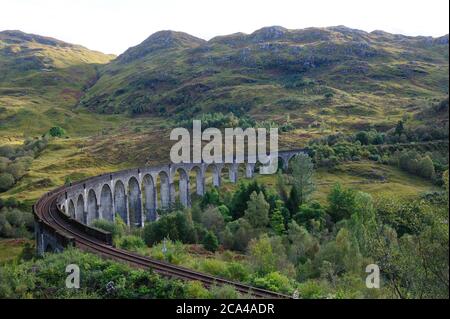 Vista sul famoso viadotto di Glenfinnan, Scotland Highland, Regno Unito Foto Stock