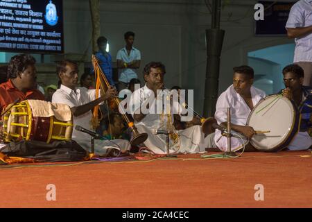 Musica folk etnica indiana durante un festival etnico a Gerusalemme, Israele Foto Stock