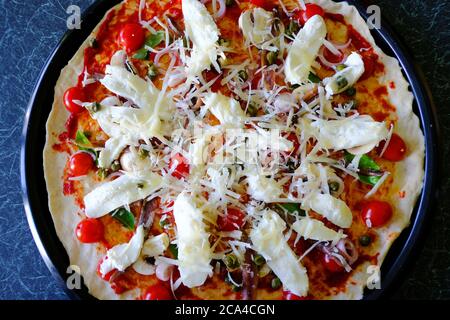 Vista panoramica su una pizza fatta in casa - John Gollop Foto Stock