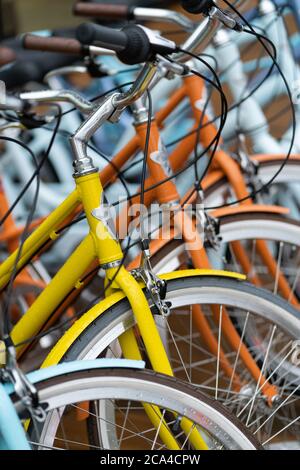 Bicicletta all'esterno bagnata dal volante a pioggia, primo piano Foto Stock