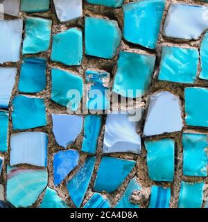 Sfondo da mosaici di colore blu da piastrelle di forme diverse. Foto Stock