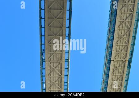 Immagine di due ponti metallici in parallelo contro il cielo blu Foto Stock