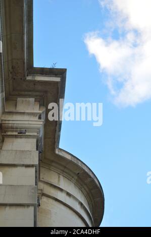 bordo del tetto in cemento di un edificio contro il cielo blu Foto Stock