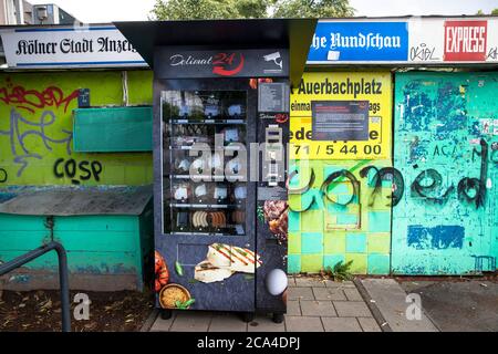 Distributore automatico di carni fresche presso la piazza Auerbachplatz, nel quartiere di Suelz, salsicce e carne per barbecue, Colonia, Germania. Fleischautomat am Aue Foto Stock