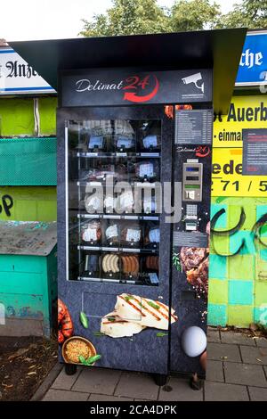 Distributore automatico di carni fresche presso la piazza Auerbachplatz, nel quartiere di Suelz, salsicce e carne per barbecue, Colonia, Germania. Fleischautomat am Aue Foto Stock