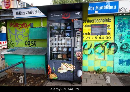 Distributore automatico di carni fresche presso la piazza Auerbachplatz, nel quartiere di Suelz, salsicce e carne per barbecue, Colonia, Germania. Fleischautomat am Aue Foto Stock