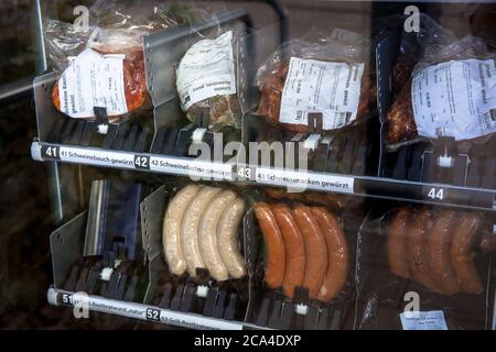 Distributore automatico di carni fresche presso la piazza Auerbachplatz, nel quartiere di Suelz, salsicce e carne per barbecue, Colonia, Germania. Fleischautomat am Aue Foto Stock